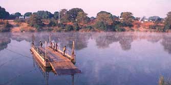Südafrika, Zambia: Zambias wilder Westen - Floß zum Überqueren des Flusses